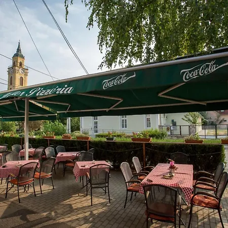 Koeroes Panzio Es Etterem Hotel