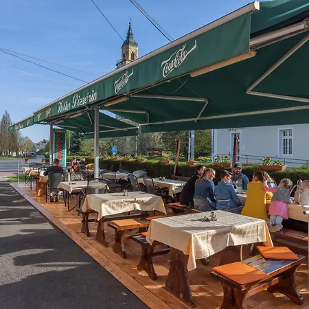 Koeroes Panzio Es Etterem 3*