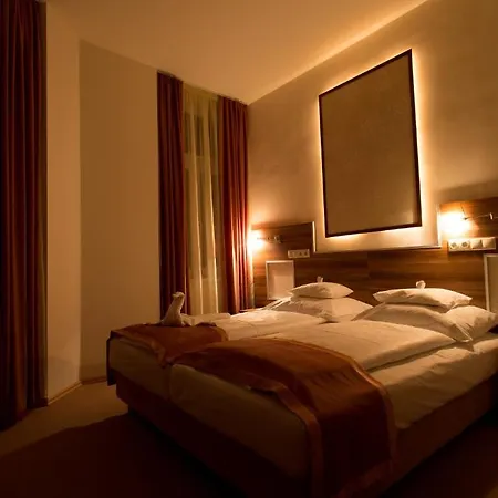 Koeroes Panzio Es Etterem Hotel 3*