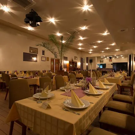 Koeroes Panzio Es Etterem Hotel 3*