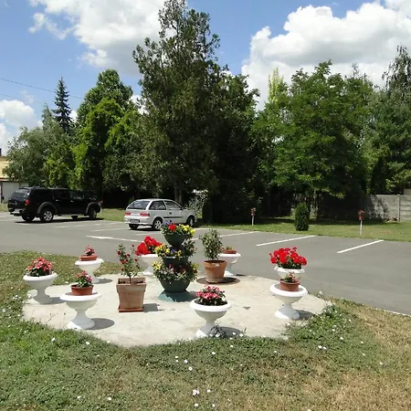 Koeroes Panzio Es Etterem Hotel 3*