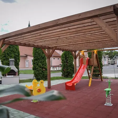 Koeroes Panzio Es Etterem